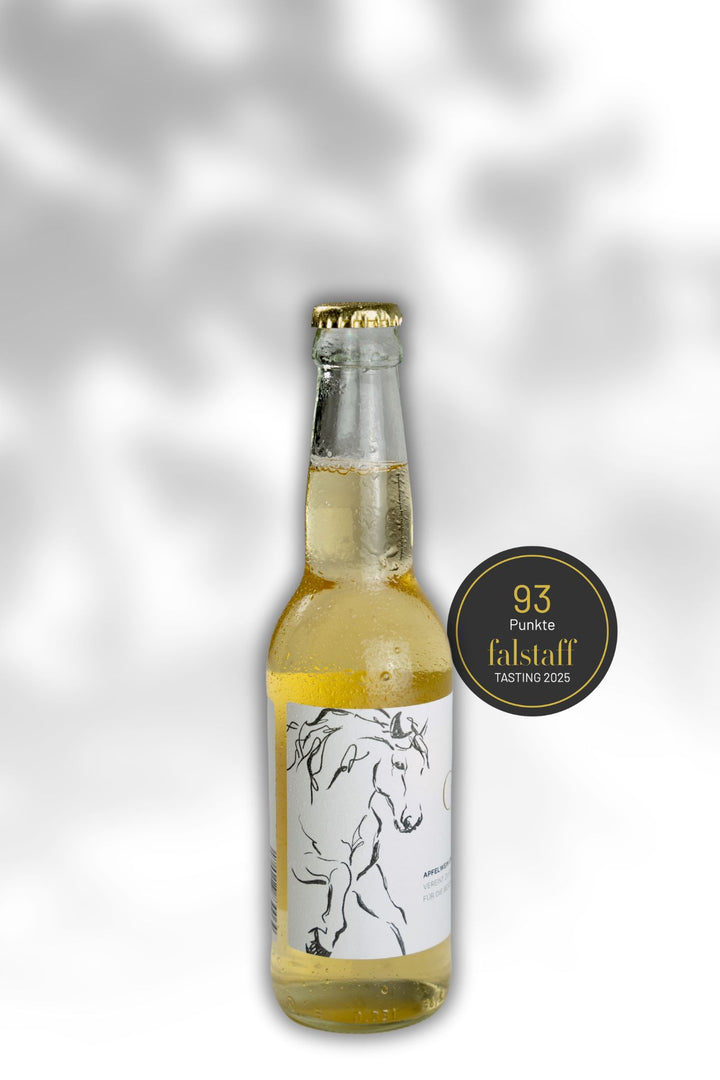 Graf Cider 2024 0,33 Liter Flasche mit goldenem Kronkorken und 93 Punkte Falstaff Sticker auf weissem, leicht schattiertem Hintergrund