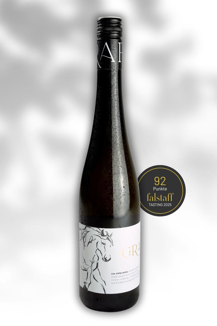 Graf Classic Apfelwein mit 92 Punkte Falstaff Bewertungssticker vor weissem Hintergrund leicht schattiert