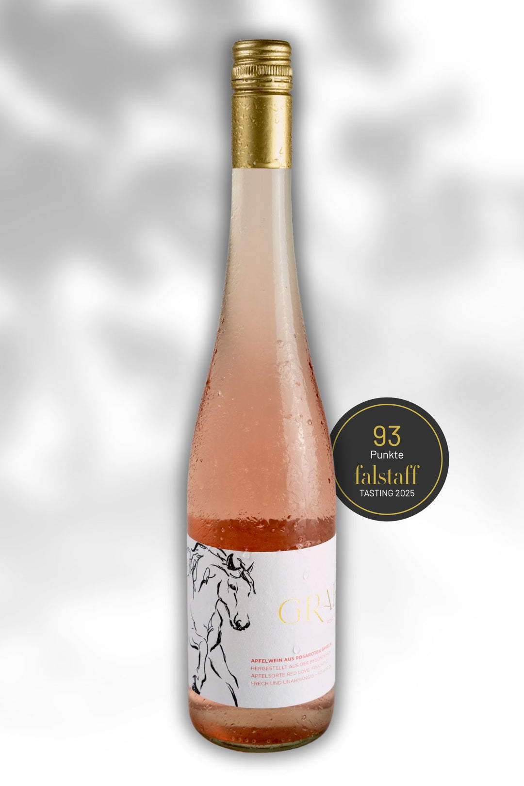 Graf Rosé 2024 Apfelwein Flasche mit Falstaff 93 Punkte Bewertungssticker auf weissem, leicht schattiertem Hintergrund